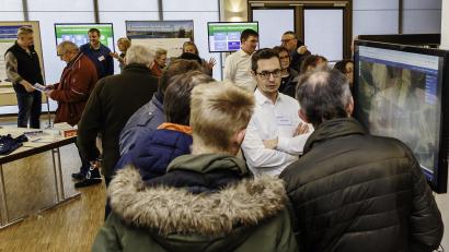 Bild: Hösamer
Markus Wiesel (weißes Hemd), Teilprojektleiter für den Abschnitt D1 des Süd-Ost-Links, steht mit Kollegen den Fragestellern beim Bauforum in Schwandorf Rede und Antwort.