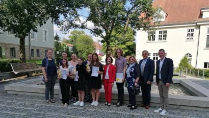 Bild: Bild: Musikschule des Landkreises Tirschenreuth/exb
Stellvertretende Leiterin Klaudia Kormann (links), Carol Bischoff vom Förderverein (Sechste von links), die Lehrkräfte Margit Sollfrank (Fünfte von rechts) und Brigitte Kreuzer (Dritte von links), Landrat Grillmeier (Zweiter von rechts) und Musikschulleiter Tobias Böhm (rechts) gratulierten den Kindern.