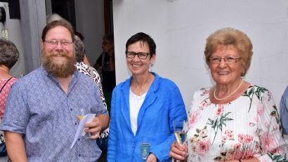 Bild: hdk
Dankesworte und ein kleines Geschenk haben (von links) Diakon Bernd Deyerl und Dekanin Ulrike Dittmar für die scheidende Frauenkreis-Leiterin Karolina Seitz.