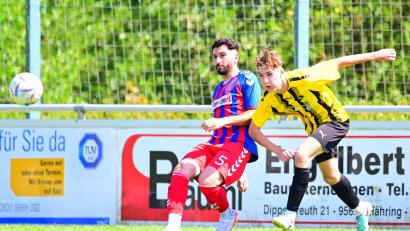 Archivbild: Thomas Schrems
Der FC Tirschenreuth (rechts Andreas Bäuml) ist mit einem 6:0-Sieg gegen den ASV Wunsiedel (links Samet Arslantürk) in die neue Kreisliga-Saison gestartet. Am zweiten Spieltag tritt der FC zum Spitzenspiel beim SV Mitterteich II an.