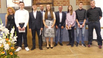 Bild: Hermann/exb
Über Staats-/Landkreispreise freuen sich Simon Metz (von links), Lorenz Meyer, Stefanie Häupl, Nico Scherl und Paul Jakimenko. Es gratulieren die Klassleiter Elke Spitaler, Matthias Wolf, Ralf Wittmann und Schulleiter Bernhard Miedl (Vierter von links).