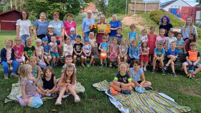 Bild: u
Bei der Mittsommer-Serenade des Gemischten Chors hatten die Kinder des St.-Wolfgang-Kindergartens das Publikum mit ihrem tollen Auftritt begeistert. Als Dankeschön überreichten die Gesangvereinsvorsitzende Renée Ehringer-Hoffmann (hinten, Dritte von rechts) und Brigitte Schwarz (hinten, Fünfte von rechts) an Kita-Leiterin Uta-Maria Kriegler (hinten Vierte von rechts) unter dem Jubel der Kinder einen 150-Euro-Scheck.