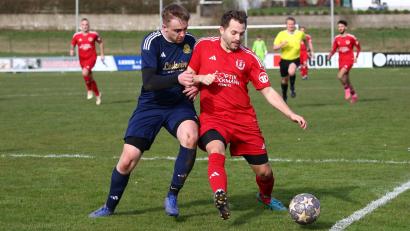 Archivbild: Dieter Jäschke
Fabian Lober (rechts) ist beim SC Kirchenthumbach der Mann für Last-Minute-Tore. In dieser Szene aus einem Derby der Vorsaison schirmt der SC-Goalgetter den Ball gegen Leon Dippel vom FC Tremmersdorf ab. Am Sonntag treten die "Dumbacher" erneut in Tremmersdorf an und erinnern sich nur ungern an die letztjährige 1:5-Pleite.