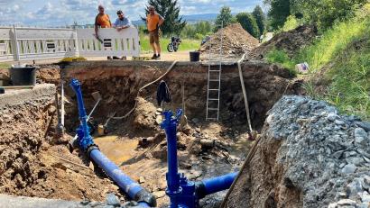 Bild: Gabi Schönberger
Neustadts Bürgermeister Sebastian Giering macht sich ein eigenes Bild von dem Problem. Teile von Neustadt/WN, Reiserdorf und Störnstein waren zeitweise ohne Wasser. Schuld daran soll eine tote Leitung sein.