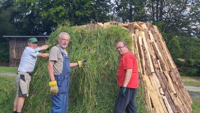 Bild: gis
Mit den letzten Vorbereitungen sind die erfahrenen Meilerbrenner Alfons Klingel (Mitte) und seine Helfer Hans-Georg Braun (rechts) und Michael Daubner (links) beschäftigt. Der Meiler wird mit Gras ummantelt, die Kohlenlösche aufgebracht.