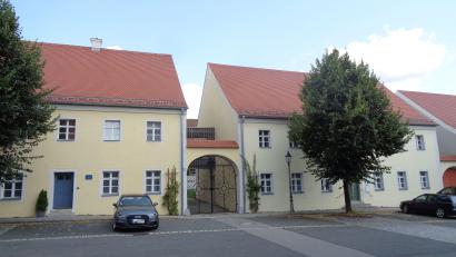 Bild: amö
Das Thammer-Anwesen in Winklarn, bei Denkmalschützern registriert als ehemaliger Gasthof "Zum Goldenen Löwen", überzeugt auch Kunstminister Markus Blume durch die nachhaltige Sanierung mit heimischen Baumaterialien wie Hanf, der für den Einbau der Kastenfenster und die Dachdämmung verwendet wurde.