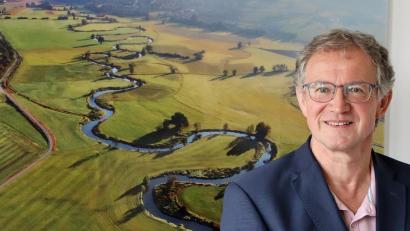Bild: Thomas Dobler
Franz Grabinger vor seinem Lieblingsfoto, das in seinem Bürgermeisterbüro hängt. Es zeigt das Schwarzachtal mit Blick auf seine Heimatgemeinde Schwarzach bei Nabburg (im Hintergrund).