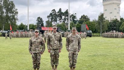 Bild: mor
Oberst Frank F. Maxwell, (von links) der neue Kommandeur mit Generalleutnant Charles D. Costanza und Oberst Wilbur Hsu beim Kommandowechsel der 41. US-Feldartilleriebrigade.