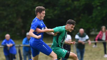 Bild: A. Schwarzmeier
Max Wittmann (rechts) und der FC Weiden-Ost empfangen am Freitagabend Aufsteiger Inter Bergsteig Amberg.