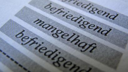 Symbolbild: Ina Fassbender/dpa
Viele Eltern wissen nicht, wie sie auf schlechte Noten ihrer Kinder reagieren sollen.