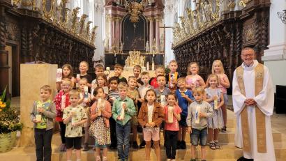 Bild: Monika Mittereder/exb
Eine Tauferinnerungsfeier stand für die Vorschulkinder der drei Waldsassener Kinderhäuser an. Rechts im Bild Stadtpfarrer Dr. Thomas Vogl.