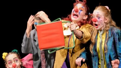 Bild: Peter Ringeisen
Die Theatergruppe des Ludwigsgymnasiums Straubing ließ Clowns den Wert und die Definition von Kunst verhandeln - mit beeindruckender Mimik und Gestik, berührend, und immer wieder sehr komisch.