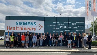 Bild: Verena Schmidt/exb
Die Achtklässler aus Kemnath war zu einem MINT-Erlebnistag bei Siemens Healthineers eingeladen.