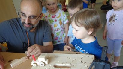 Bild: Kinderhaus Steinwaldzwerge/exb
Stefan und Katrin Schulz, Eltern eines Kindergartenkindes, waren im Kindergarten und haben mit einer Kindergartengruppe eine Werkprojekt durchgeführt.