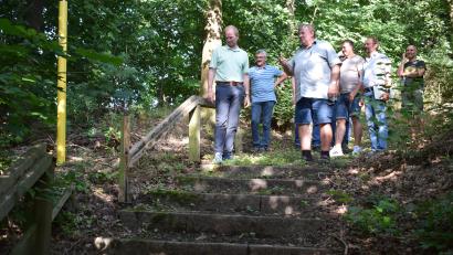 Bild: bnr
Das Treppengeländer am Fußsteig von der Bergstraße zum Köblitzbach muss dringend erneuert werden. Der Bauausschuss nahm die Schäden in Augenschein.