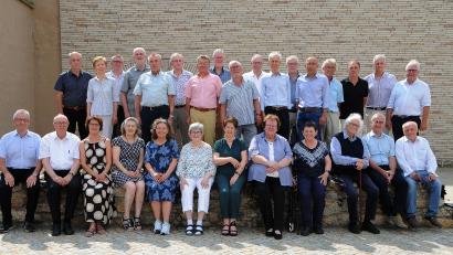 Bild: Lisa Wettinger/exb
50 Jahre nach dem Abitur 1974 trafen sich die Abiturientinnen und Abiturienten des Stiftland-Gymnasiums zur Jubiläumsfeier in Tirschenreuth. Als ehemaliger Lehrer nahm Dr. Klaus Arbter (sitzend, Dritter von rechts) am gemeinsamen Dankgottesdienst teil.