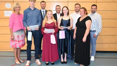 Bild: Kiener/exb
Rektorin Claudia Piehler gratuliert Tobias Laufmann, Selina Bernhardt und Sophia Donatello zusammen mit Elternbeiratsvorsitzender Nicole Bauer (vorne, von links), Klassenleiter Matthias Werner, Bürgermeister Dietmar Schaller und den Kollegen Ernst Lenk und Sebastian Hartl (hinten, von links).