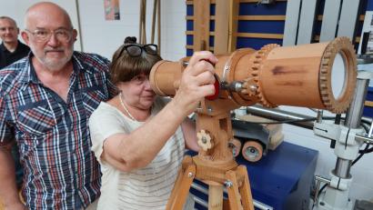 Bild: Kunz
Das Künstlerpaar Viktor Volodarskyy und Olena Volodarska mit dem Kaleidoskop, das es mit zwei Schülern fertigte.