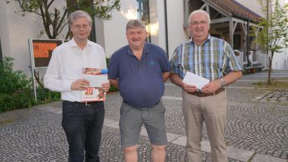 Bild: fvo/exb
Hans-Peter Reil (Mitte) übergibt an den Waldthurner Pfarrer Norbert Götz (links) und an Herbert Putzer insgesamt 2400 Euro.