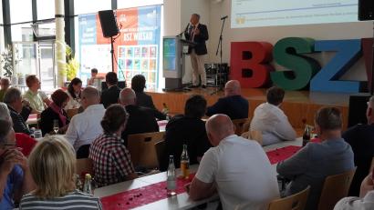 Bild: Hartmut Seidler/exb
Landrat Roland Grillmeier bei seinem Grußwort vor einer vollbesetzten Aula des Staatlichen BSZ Wiesau
