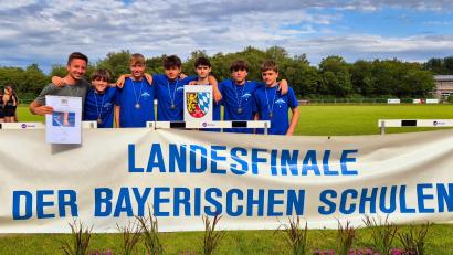 Bild: Frank Rothballer/exb
Trainer Frank Rothballer freute sich mit Luis Busch, Toni Legath, Niklas Kolmitz, Ben Haberkorn, Manuel Castellarin und Max Heindl (von links) über den dritten Platz bei den bayerischen Schulmeisterschaften.