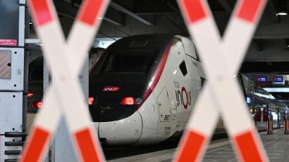 Bild: Sebastian Kahnert/dpa
Massive Zugausfälle und Verspätungen werden wohl das ganze Wochenende andauern.
