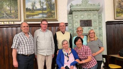 Bild: Ingrid Stephan/exb
Das Siegerfoto mit (von links) Präsident Karl Thumser, Wolfgang Kahle, Sieger Werner Henseleit und Frau Gitta, Hui Voit-Wang, Dr. Helga Reddig-Titze und Margit Bauer.