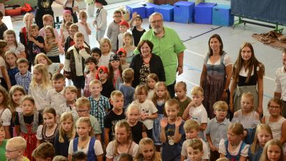 Bild: bey
Inmitten ihrer Schülerinnen und Schüler hat sich Konrektorin Christa Walbrunn (vor Rektor Gerhard Steiner) am wohlsten gefühlt.