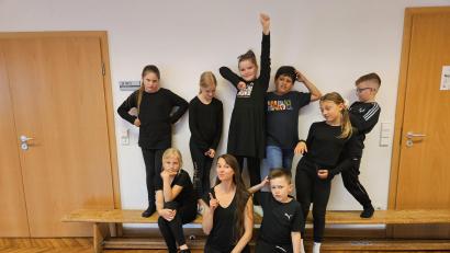 Bild: Modernen Theaters Tirschenreuth/exb
Ein zehnteiliges Training mit Doris Hofmann (vorne Mitte) weckte bei einen guten Dutzend Kindern die Freude am Theater.