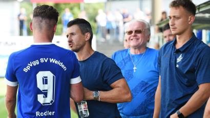 Archivbild: G. Büttner
Trainer Michael Riester (Zweiter von links) und Stürmer Josef Rodler fanden am Freitagabend nicht den Lucky Punch wie noch in der Vorwoche gegen den VfB Eichstätt.