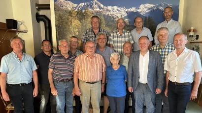 Bild: Josef Birner
Bei der Jubilarehrung (vordere Reihe von links): Georg Baumann, AKW-Kick Betriebsratsvorsitzender Christian Hartmann, Günter Zillich, Andreas Priefling, Alfons Heindl, Gerhard Schorner, Margareta Rubenbauer, Johann Bäumler, Bürgermeister Marcus Eichenmüller, Reinhold Strobl, Ortsgruppenvorsitzender Josef Altmann sowie (hintere Reihe von links) Hubert Böhnisch, Martin Kraus, Bernhard Hottner, Bezirksleiter Rainer Hoffmann.