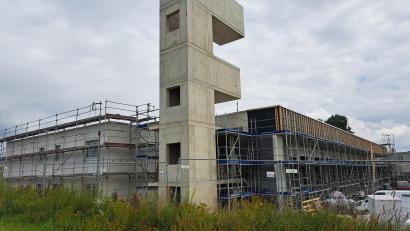 Bild: ak
Das künftige Gerätehaus der Kemnather Feuerwehr ist im Rohbau fertig. Der Innenausbau läuft.