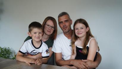 Bild: kaz
Familie Heindl aus Erbendorf. Bei Vater Petr (Zweiter von rechts) wurde Anfang Mai Bauchspeicheldrüsenkrebs festgestellt. Zusammen mit Sohn Elias, Ehefrau Jessica und Tochter Emelie möchte er jeden Moment genießen – denn seine Prognose sieht nicht gut aus.