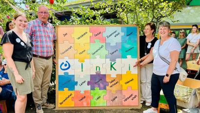 Bild: Mariella Kramer/exb 
So sieht das Puzzle aus, das die Verantwortlichen von der Lebenshilfe zeigten. Deutlich ist als ein Teil davon der neue Name "InKi" für Integrativer Kindergarten zu erkennen.