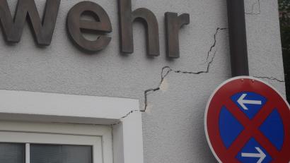 Bild: fz
Das Fenster geht nun nicht mehr auf. Einer der vielen Risse, die das Feuerwehrhaus Etzenricht aufweist.