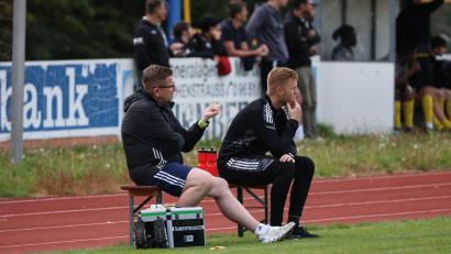 Bild: Dieter Jäschke
Trainer Martin Schuster (rechts) von der SpVgg Vohenstrauß will mit seinem Team in Willmering die Auftaktklatsche vergessen machen.