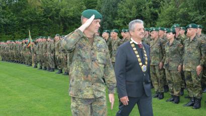 Bild: dob
Zusammen mit Bürgermeister Andreas Wutzlhofer schreitet der Kommandeur des Panzergrenadierbataillons 122, Oberstleutnant Ralf Georgi, unter den Klängen des Bayerischen Präsentiermarschs, die Front der Gelöbnisaufstellung ab.