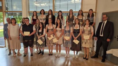 Bild: Valentina Schmid/exb
Bei der Abschlussfeier der Realschule Vohenstrauß werden die besten Absolventinnen und Absolventen ausgezeichent.
