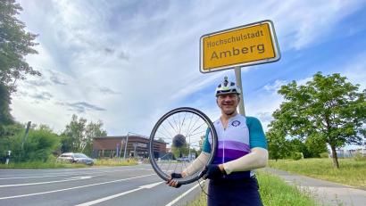 Bild: upl
Önder Ayan mit dem kaputten Hinterrad seines Rennrads. Nach 890 Kilometern passierte er beim Transcontinental Race die Stadt Amberg.