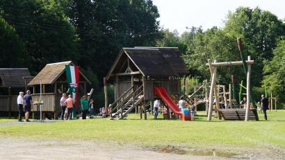 Bild: wel
Die Kletterhäuschen waren bereits vorhanden, viele weitere Spielgeräte wie Wippen, Schaukeln, Klettergerüst und Seilbahn kamen neu dazu