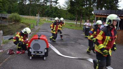 Bild: Peter Garreiss
Das Schiedsrichterteam mit Kreisbrandinspektor Martin Weig, Kreisbrandmeister Thomas Kleber sowie Anton Schwägerl bestätigt den Frauen und Männern der Feuerwehr Moosbach beste Leistungen.