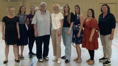 Bild: u
Unter dem Motto „Auf Wiedersehen“ stand die Abschlussfeier der Grund- und Mittelschule. In deren Verlauf wurden von Rektorin Birgit Härtl (rechts) mit Dekanin Irene Elsner (Vierte von links), Studienrätin Hildegard Feyrer (Fünfte von links) und Lehramtsanwärterin Maria Beck (Sechste von links) drei Lehrkräfte verabschiedet. Mit im Bild von links die Elternbeiräte Maria Meindl, Jenny Gradl und Cathy Meindl sowie Maria Beck (Dritte von rechts) und Nathalie Hautmann (Zweite von rechts).