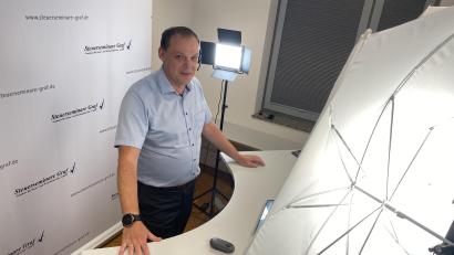 Bild: upl
Geschäftsführer Thomas Graf in einem seiner Videostudios in Freudenberg.