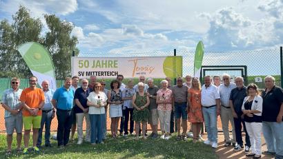 Bild: SV Mitterteich/exb
Ehrungen standen bei der Sparte Tennis des SV Mitterteich an. Im Bild (von links) Wolfgang Kolb, Spartenleiter Martin Werner, Stadtverbandsvorsitzender Peter Haibach, Bürgermeister Stefan Grillmeier, Hans-Peter Kern, Bernd Frank, Jürgen Schmied, Ursula Frank, Martina Schmied, Reinhilde Rübl, Anton Glaßl, Christine Etzold, Dagmar Ottlinger, Reinhard Etzold, Erich Ottlinger, Brigitte Wenisch, Walter Wenisch, Hans Rüth, Rainer Gottas, Regina Berr, Jochen Berr, Herbert Eckert, Dr. Helmut Brandl, Reinhard Männl, Lydia Hopp und Andreas Hopp.