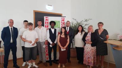 Bild: sm/exb
Geschafft. Die Pestalozzi-Schule verabschiedet ihre Absolventen: (von links) Konrektor Michael Fleischmann, Philipp Glinka, Enrico Neuber, Laszlo Antmann, Mohammed Gafer, Sahra Walenta, Robert Wittmann, Rektor und die Klassenleitungen Andrea Schmöller, Marina Volkmer und Marina Bergmann.