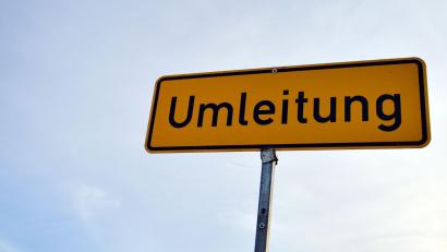 Symbolbild: Marc Tirl/dpa
Eine Umleitung führt in Sulzbach-Rosenberg am Dienstag in Richtung Innenstadt.