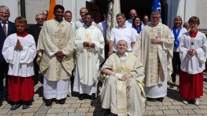 Bild: hm
Die Fahnenabordnungen der kirchlichen Vereine feiern mit dem Jubilar in seiner Heimatpfarrei sein goldenes Priesterjubiläum.