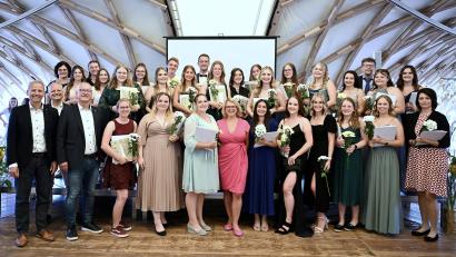 Bild: H. C. Wagner/Caritas Regensburg/exb
Goldene Stunde für die Absolventinnen und Absolventen der Vollzeitausbildung: die frisch ausgebildeten Erzieherinnen und Erzieher der Caritas Fachakademie für Sozialpädagogik in Weiden mit der Fachakademieleiterin Barbara Neuber (Mitte). Es gratulierten: Diözesan-Caritasdirektor Michael Weißmann (Zweiter von links), Personalchef Stefan Schmidberger (links) und Robert Seitz (rechts), Abteilungsleiter Bildung und Soziales