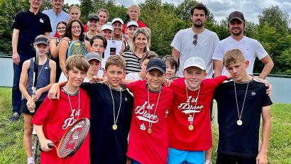 Bild: R. Kreuzer/exb
Nach dem Bezirksfinale im Tennis freuen sich die Teilnehmer aus Regensburg und die Schülerinnen und Schüler des Augustinus-Gymnasiums über Medaillen und Urkunden.