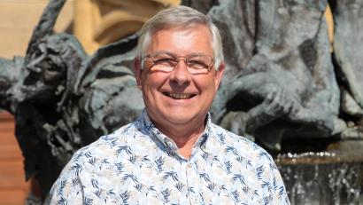 Bild: Wolfgang Steinbacher
Am Hochzeitsbrunnen vor dem Amberger Rathaus steht Dieter Mußemann. Der CSU-Stadtrat und ehemalige Fraktionsvorsitzende feiert am 27. Juli seinen 60. Geburtstag.